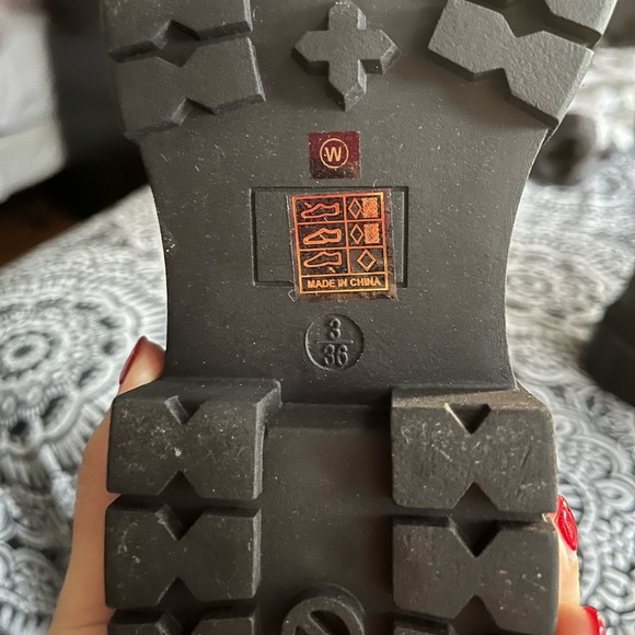 Public Desire Wide Fit Zenya chunky chelsea boots in black - Picture 4 of 5